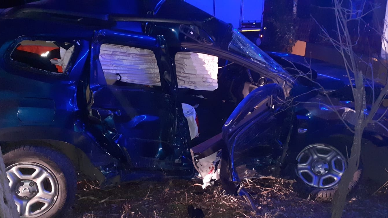 Impact devastator între un autoturism și o autoutilitară. Unul dintre șoferi este resuscitat de medici
