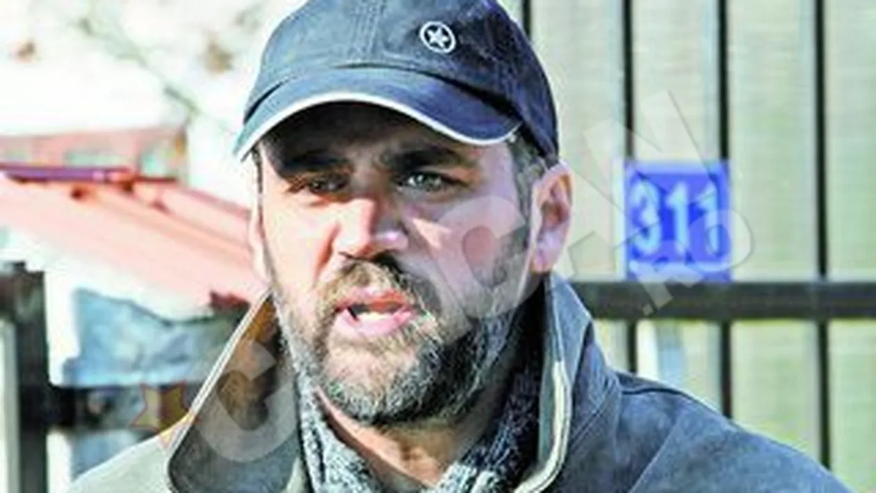 Zina Dumitrescu a iesit la geam in timp ce fiul ei dadea interviuri la poarta azilului! Mama nu e legata cu catuse, se simte ca la pensiune