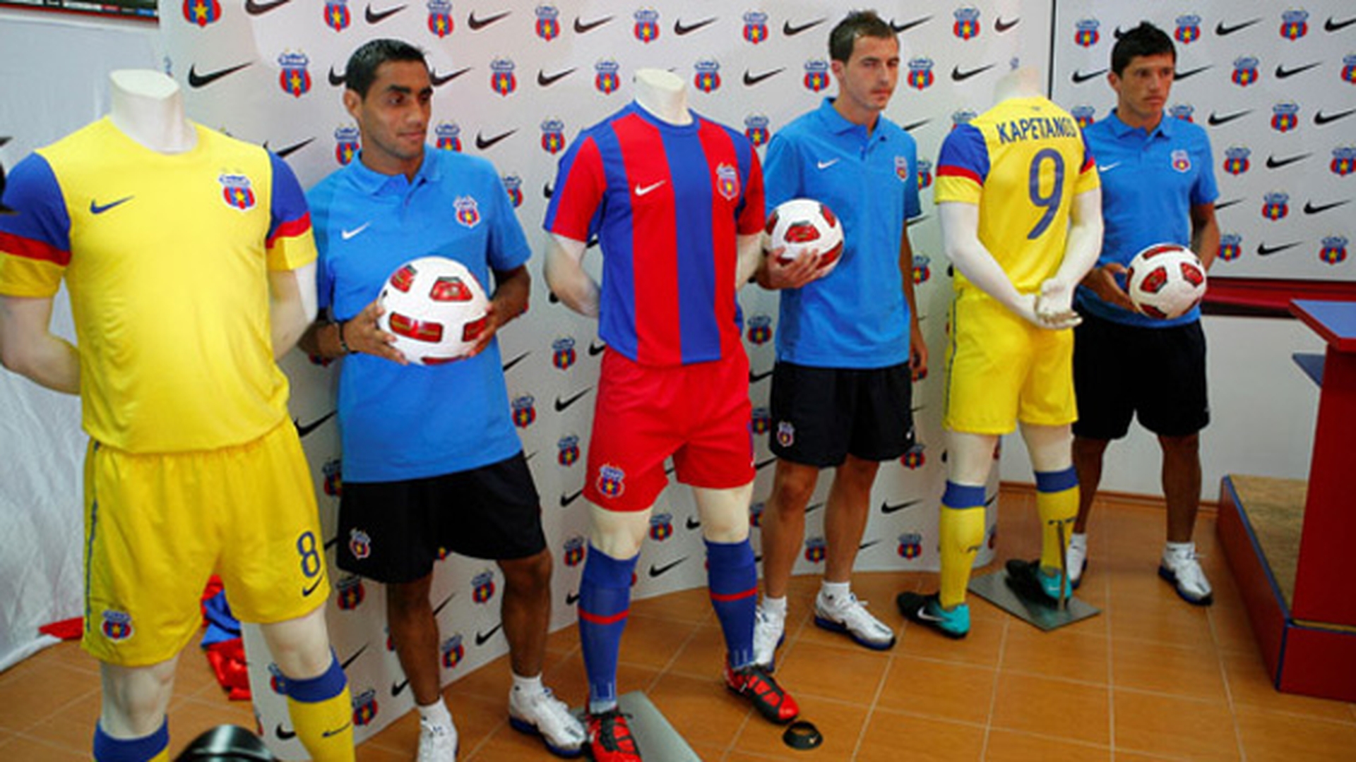 Steaua si-a prezentat noul echipament. Un tricou costa 450 de lei mai scump decat unul Hugo Boss, Versace sau Lacoste