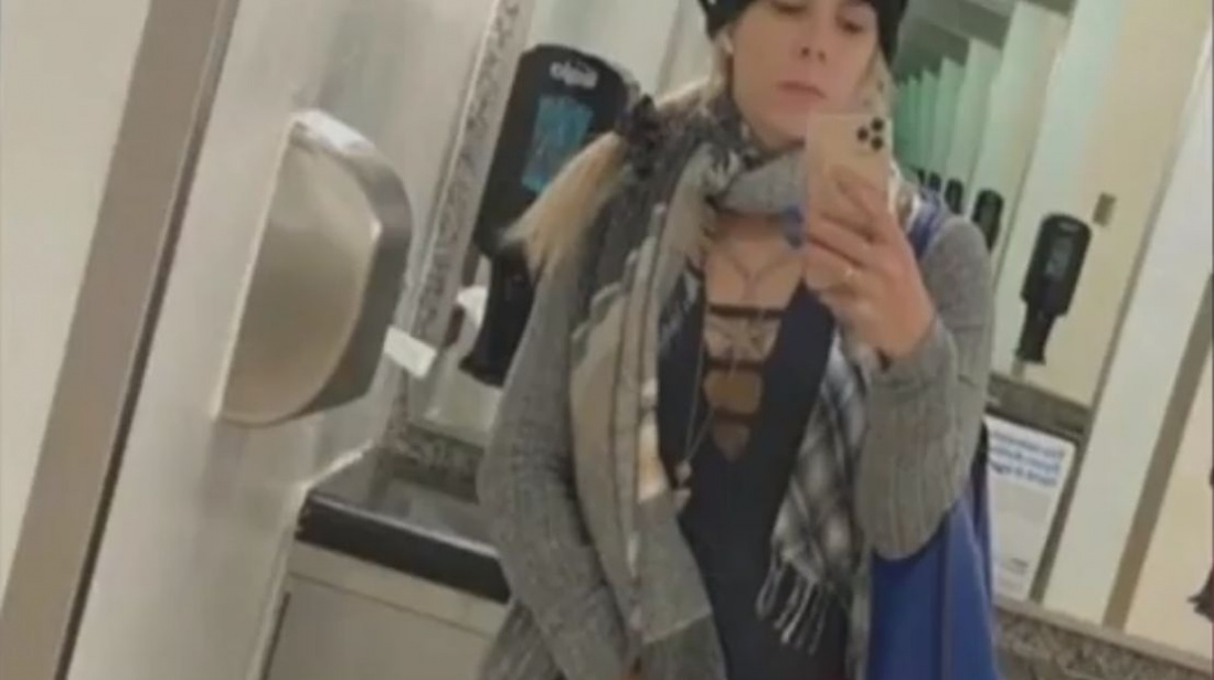Motivul intim pentru care tânăra din imagine nu a fost lăsată să se îmbarce în avion. Cazul Andreei a devenit viral: “Mă simt umilită”