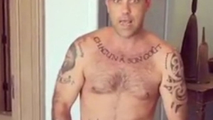 ROBBIE WILLIAMS, gol puşcă pe internet! Soţia lui a publicat imaginile: ”Îţi atârnă... ”