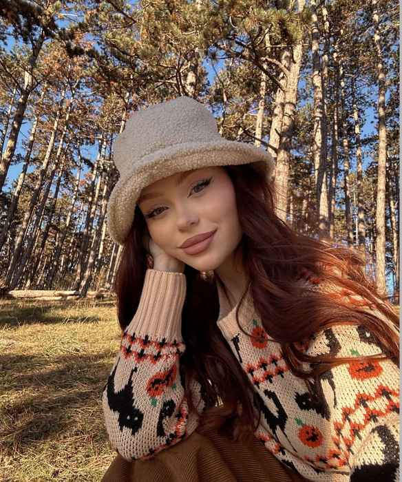 Influenceriță din România, criticată pentru că i-a pus fiicei cercei. Foto: Instagram / Lorena Dumitru