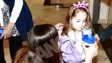 VIDEO Prima plimbare mama si fiica, dupa doua luni! Irina Columbeanu, dusa la mall de Monica