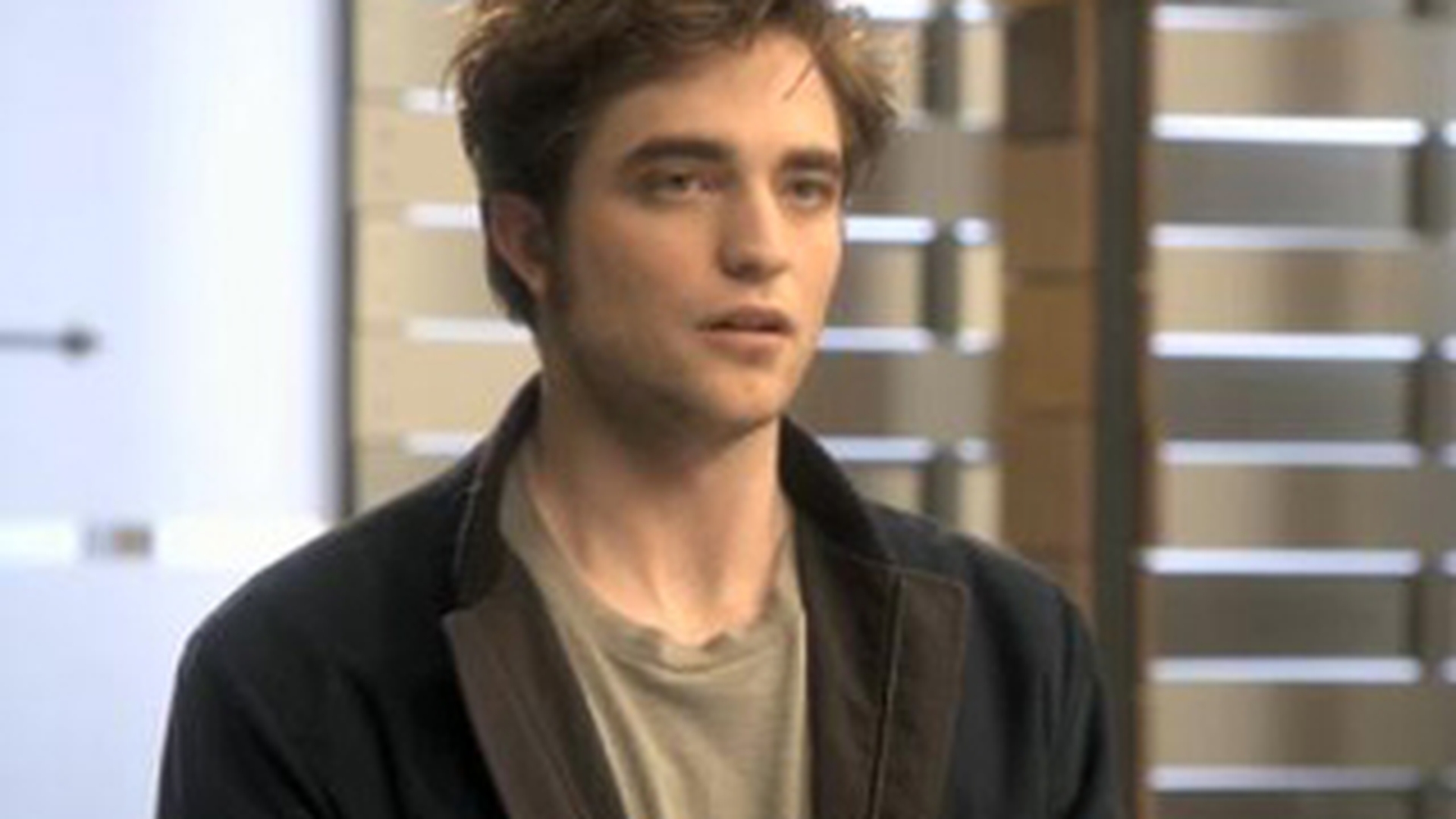 VIDEO Robert Pattinson nu are voie sa se spele pe cap!