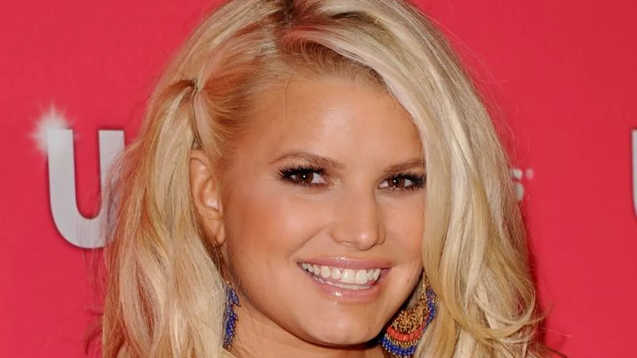 Nu ai s-o recunoşti fără machiaj! Uite-o pe Jessica Simpson complet naturală! E de speriat sau nu?