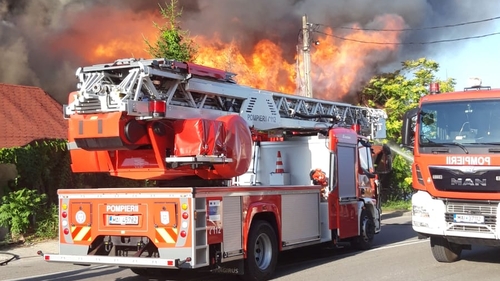 Incendiu de proporții la un restaurant din Pitești! Au intervenit trei autospeciale, o autoscară și ambulanță SMURD
