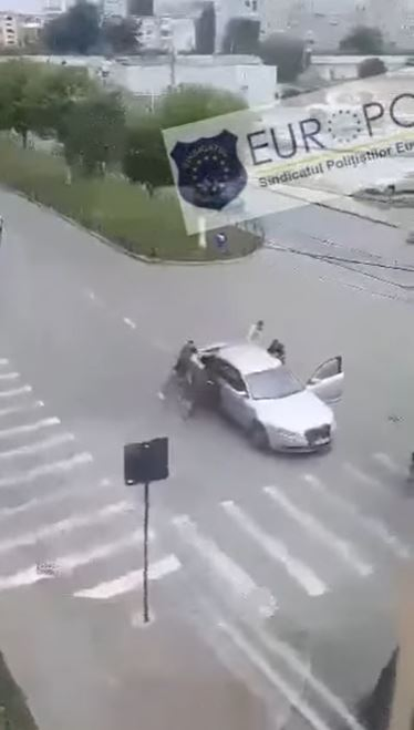 Scene extrem de violente în Craiova, unde două clanuri s-au bătut în trafic cu bâte și cuțite! Mai multe persoane au ajuns la spital