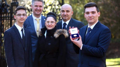 Cine e studentul român premiat chiar de regina Angliei cu medalia de aur