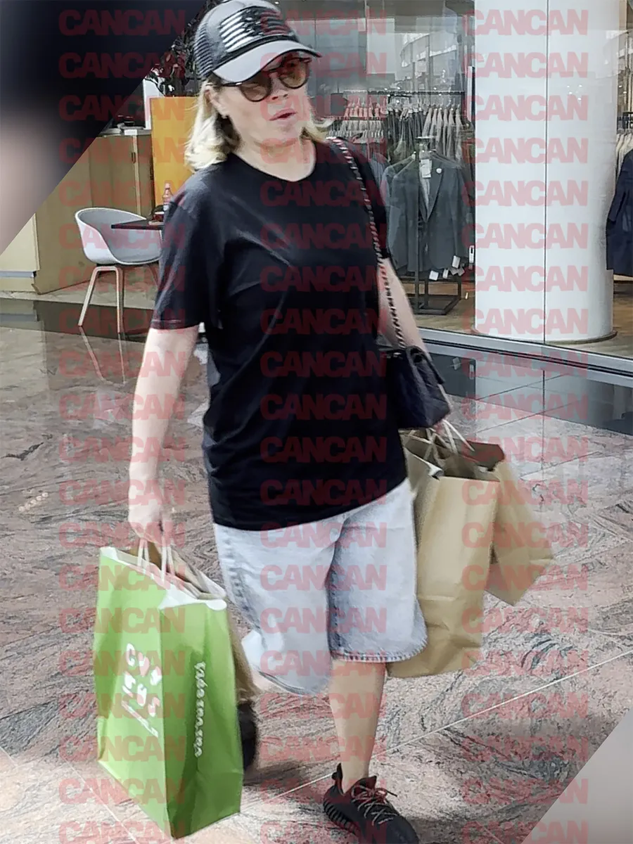 Pe tot parcursul șederii în mall, vedeta a purtat ochelari de soare Foto CANCAN.RO