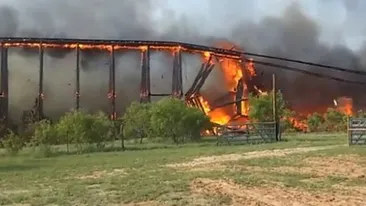 Spectacol al groazei in SUA. Un pod de cale ferata cuprins de flacari s-a prabusit ca un joc de domino