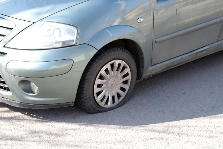 Alertă printre șoferi! Zeci de cauciucuri au fost înţepate în Bucureşti! Ce înseamnă asta