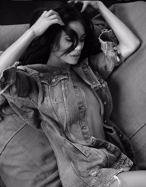 Andreea Sasu îşi scoate tatuajele cu Philipp Plein