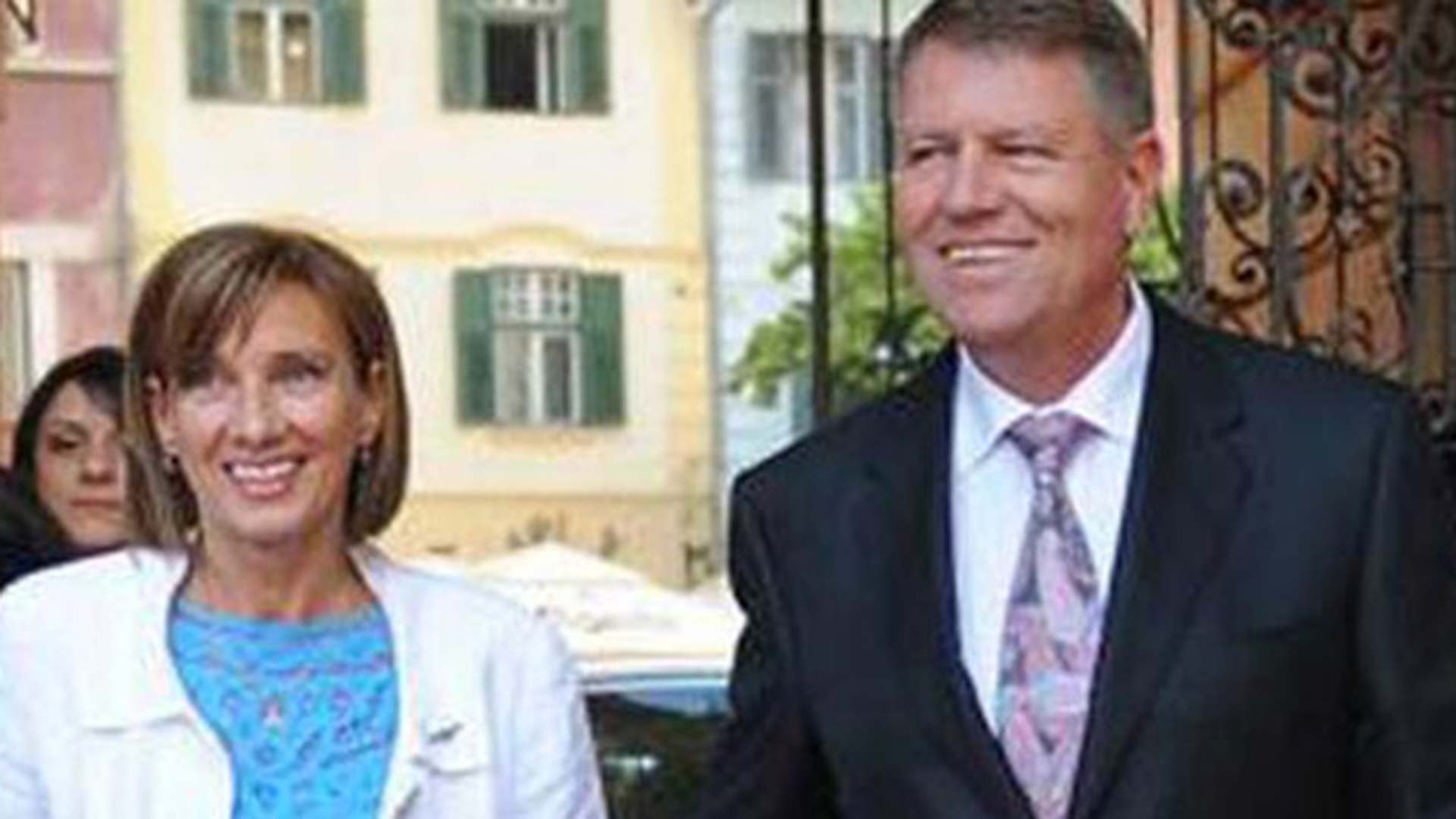 Klaus Iohannis se relaxeaza pe litoral. Vezi imagini cu seful statului si cu sotia acestuia la plaja
