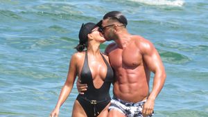 Dorian Popa şi iubita lui, imagine fierbinte la plajă! Sânii "Pisicuţei" au fost la un pas să "evadeze" din sutien!
