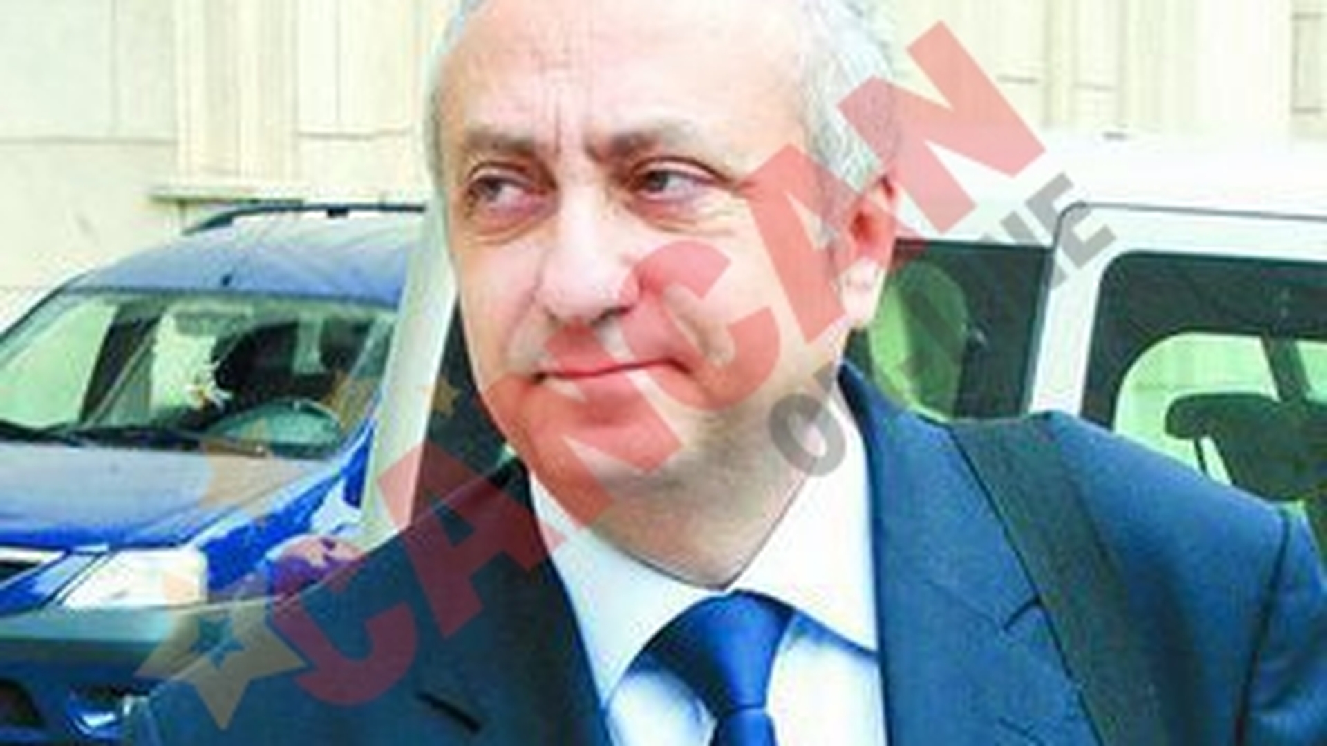 Ii cere 360.000 de euro lui Silviu Ionescu
