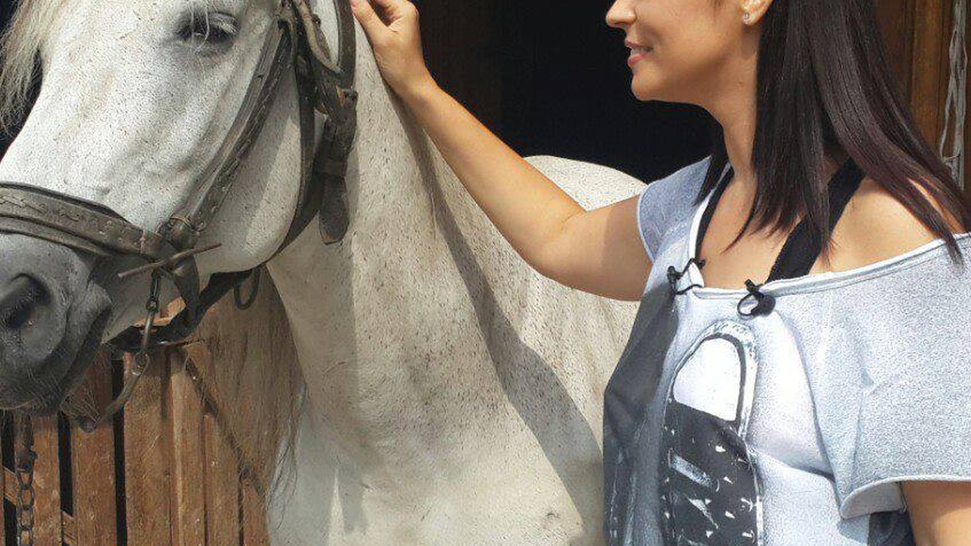 Andreea Marin arata ca o pustoaica! S-a pozat in natura si pare mai fericita ca oricand! Vezi lucrul de care nu se poate lipsi