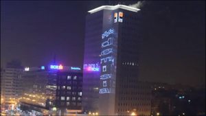 Tânărul care a făcut proiecţii laser în Piaţa Victoriei, chemat la Poliţia locală