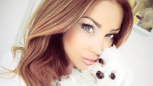 Imagini fierbinti care va pot face sa rositi! Uite cum se “prajeste” sosia Biancai cu manechinul lui Bote