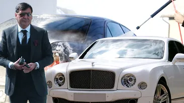 Miliardarul își spală singurel Bentley-ul de 200 mii € cu furtunul în curtea casei!
