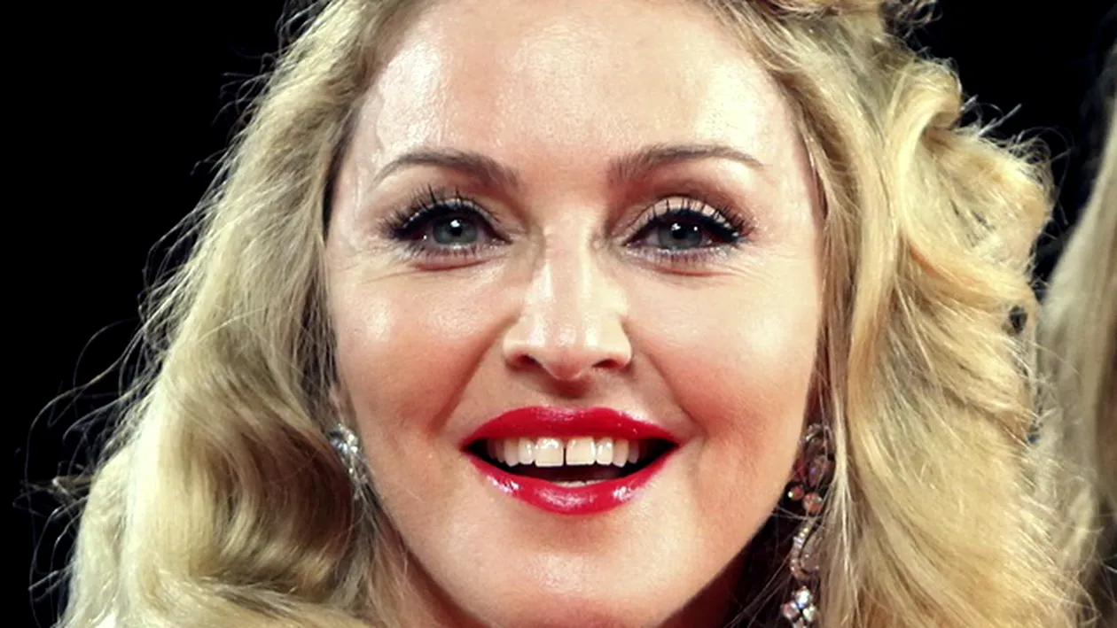 VIDEO Se intampla si la case mai mari! Madonna a cazut de pe scena in timp ce sustinea un recital la Brit Awards 2015