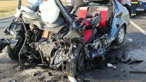 Doi adulți și un copil și-au pierdut viața în urma unui accident grav! Autoturismul în care se aflau s-a izbit de un TIR