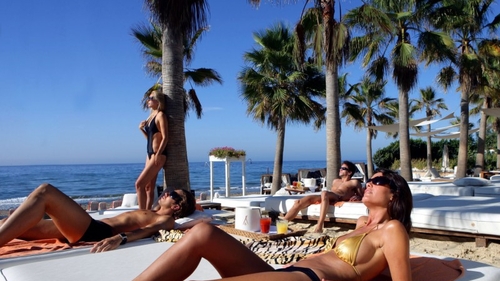Cat te costa daca vrei sa te distrezi cu vreo 2-3 prieteni la Nikki Beach, in St. Tropez! Uite o nota de plata pentru cateva ore!