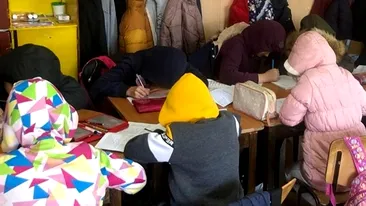 La Liceul Sanitar din Râmnicu Vâlcea, elevii învaţă în frig