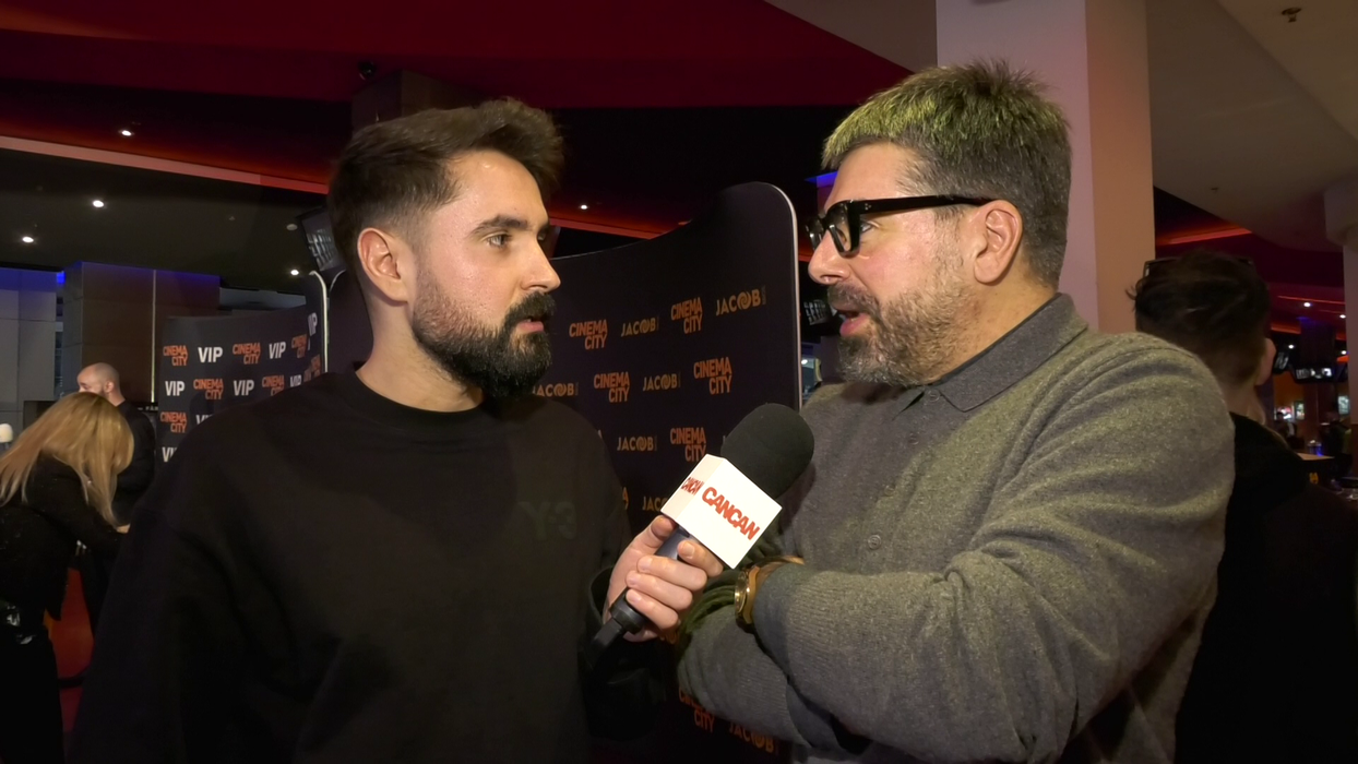 Maurice Munteanu: "Îmi place să fac cadouri, despre care știu că vor produce bucurie acelor oameni. Și întotdeauna am fost de principiul că decât să oferi cuiva o tâmpenie sau să faci un cadou tâmpit, să îți bagi picioarele pentru că n-ai chef să te gândești prea mult la asta, mai bine nu-l faci!" (Foto: captură video)
