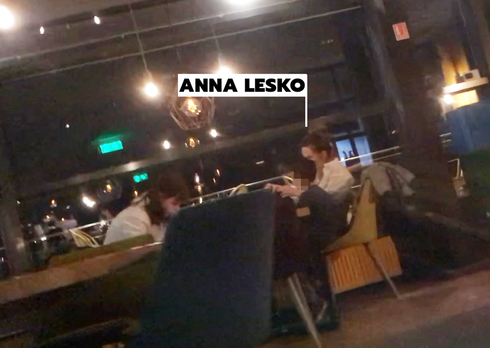Anna Lesko alături de fiul ei și o prietenă la un restaurant select din zona de nord a Capitalei