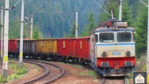 INCREDIBIL! Mecanicul unui tren de marfă a oprit convoiul de vagoane în fața mașinilor pentru a-și cumpăra o cafea