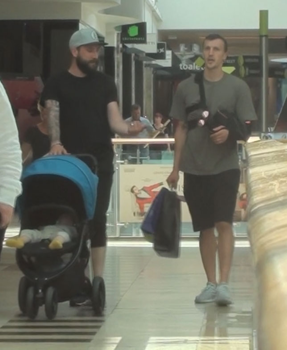 Operat la umăr, Vlad Chiricheș s-a relaxat în mall, în compania unui prieten