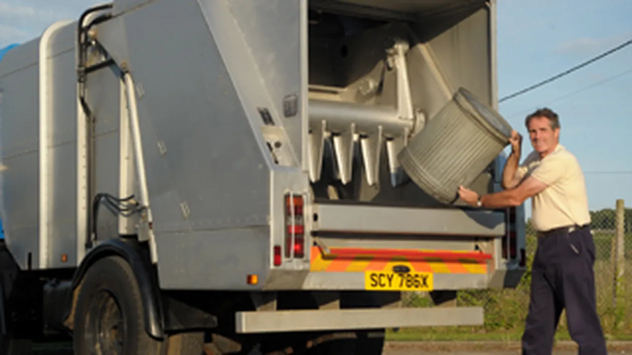 Se plimba prin Europa pentru a fi gunoier voluntar