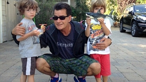 POZA SOCANTA publicata de Charlie Sheen cu baietelul lui de 4 ani! Ce-a patit micutul