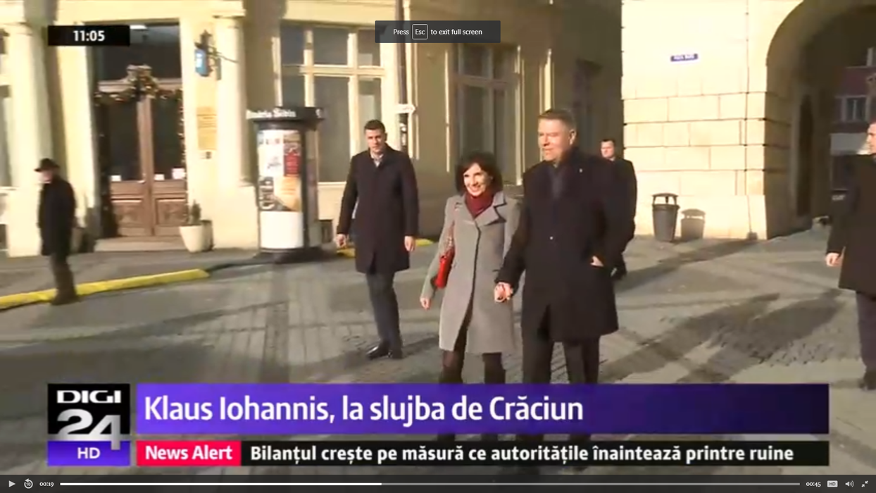 Cum s-a îmbrăcat Carmen Iohannis la biserică, în prima zi de Crăciun. Mesajul președintelui pentru români