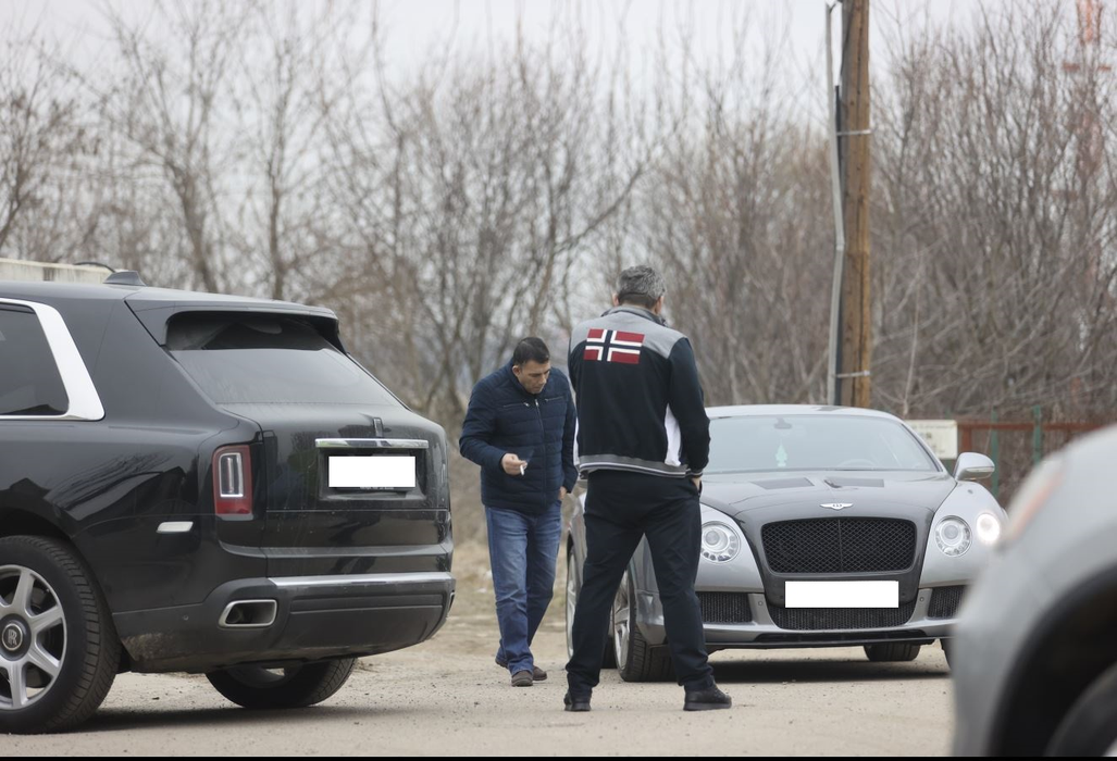 "Regele brutarilor", la o scurtă discuție în zona Pipera (Foto: CANCAN.RO)