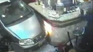 VIDEO O masina a intrat in plin intr-o tanara care-si servea cafeaua intr-un bar!