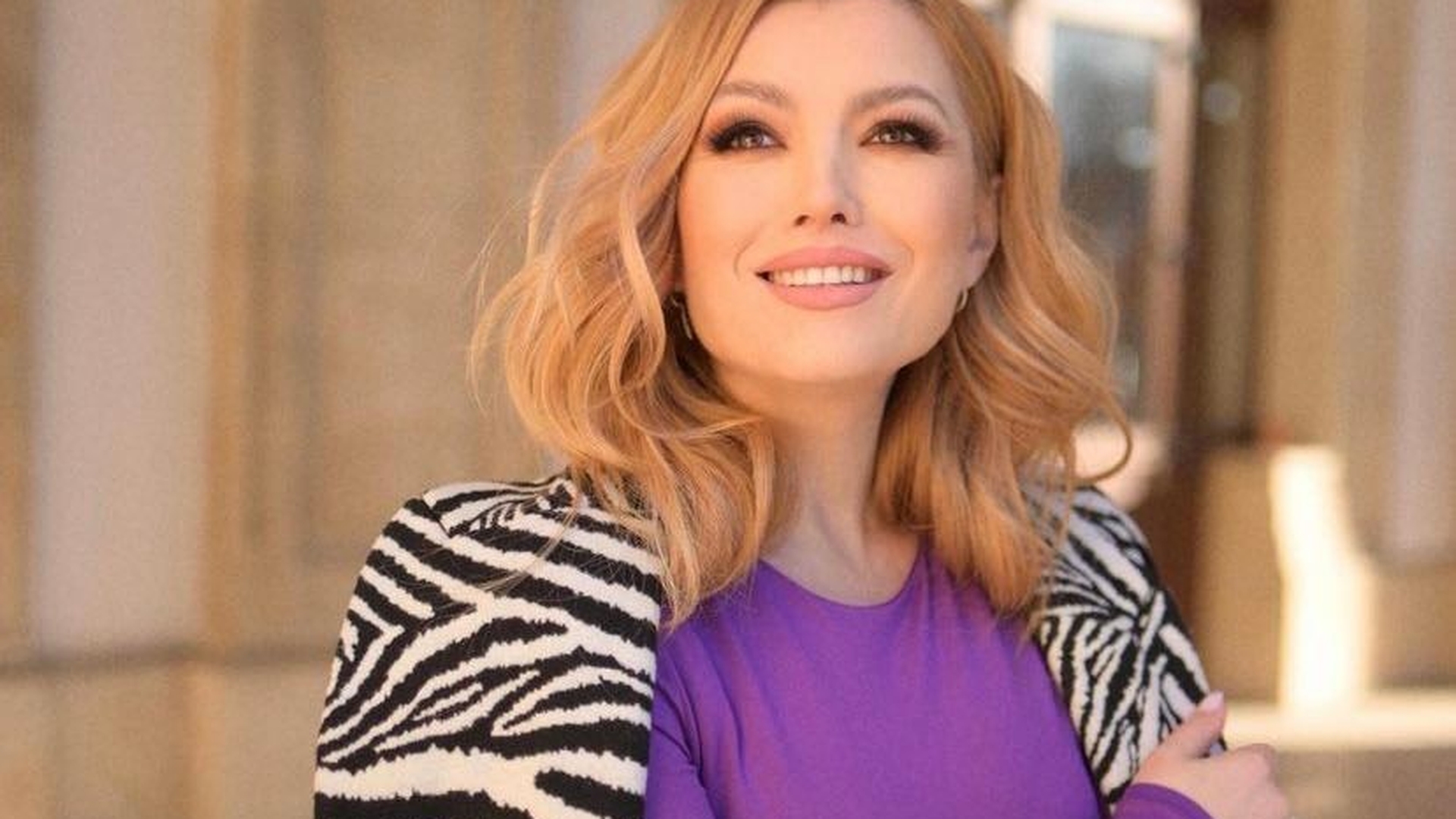 O recunoști? Cum arăta Elena Gheorghe la doar 14 ani? Cânta la fel ca acum, dar arăta complet diferit