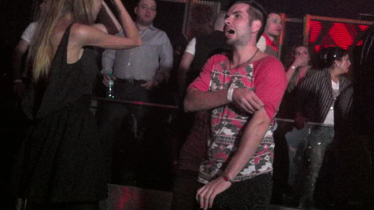 Ea danseaza, el se uita! Randi isi tine iubita ascunsa, iar in cazul in care iese cu ea o supravegheza non stop!