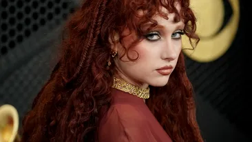 Cântăreața Chappell Roan a atras toate privirile la Premiile Grammy 2026. Tatuajul ei inedit inspirat din goblenuri a fost vedeta serii