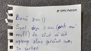 A parcat maşina într-un loc perfect regulamentar şi s-a "trezit" cu acest bileţel în geam. Ce scria pe el
