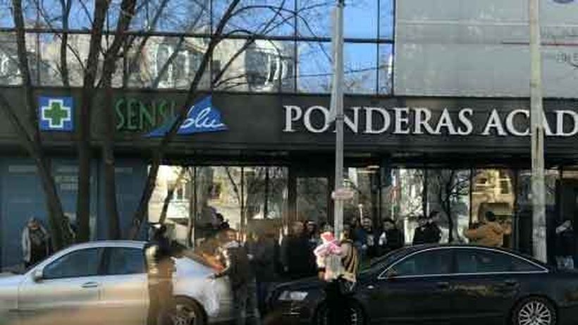 Imagini revoltătoare în Băneasa. Cum işi iau micul dejun o gaşcă de rromi!