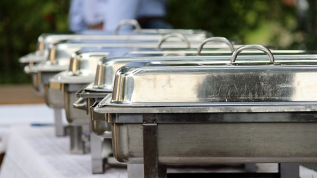 "Împinge tava" cu prețuri de "fine-dining". Ce a cumpărat o româncă de 100 lei, intr-o autoservire din Eforie Nord