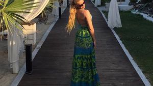LORA, fără inhibiţii! Cântăreaţa a pozat topless, iar fanii au rămas cu gura căscată