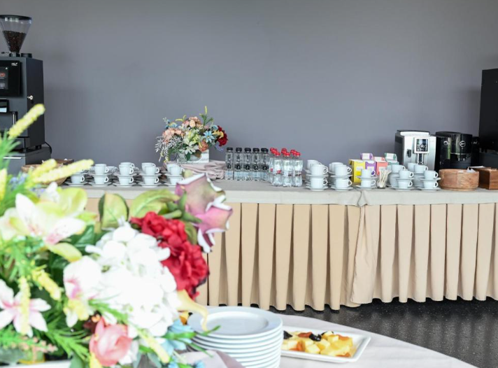 De ce să nu folosești paharele din hotel/ sursă foto: Booking