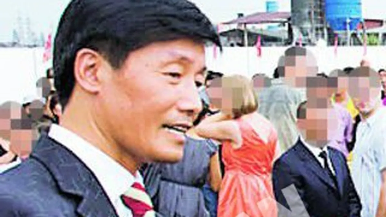 Pan Jidong a comandat la Botosani o haina de 25.000 de euro. Bossul China Town, costum cu fir de platina!