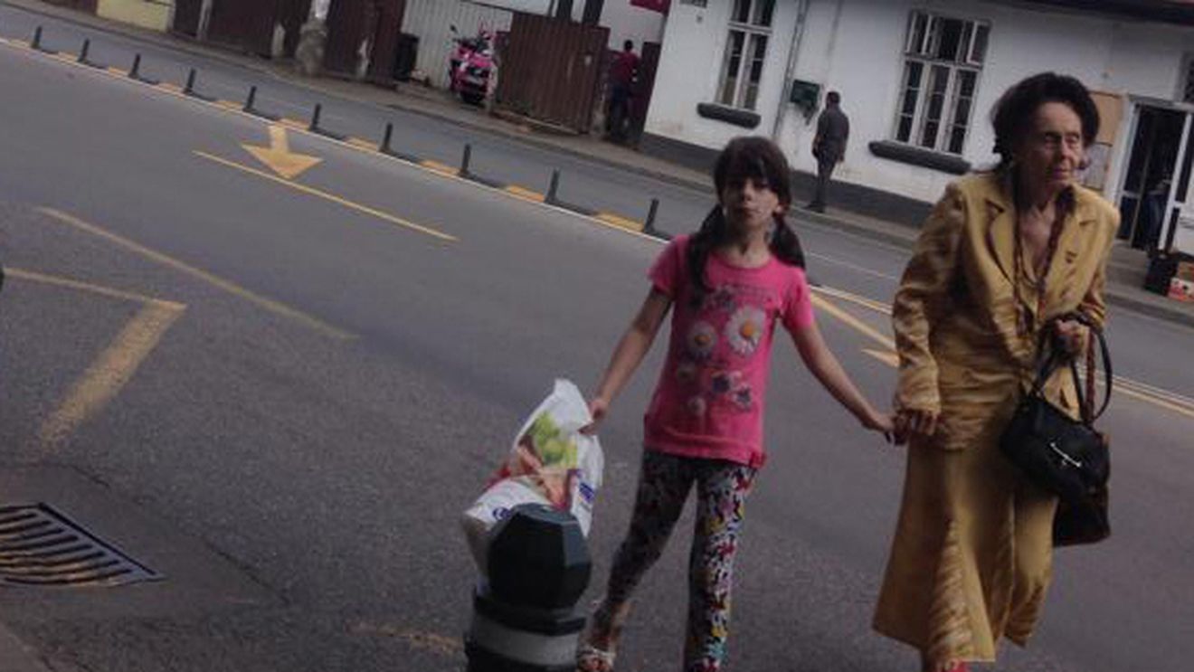 Cea mai varstnica mama din lume si-a pus viata in pericol! Uite cum traverseaza Adriana Iliescu strada neregulamentar!