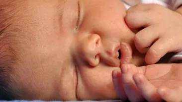 O psihiatra a furat un bebelus din Romania si a fugit cu el in Elvetia! Spera ca astfel sa-si reincarneze mama