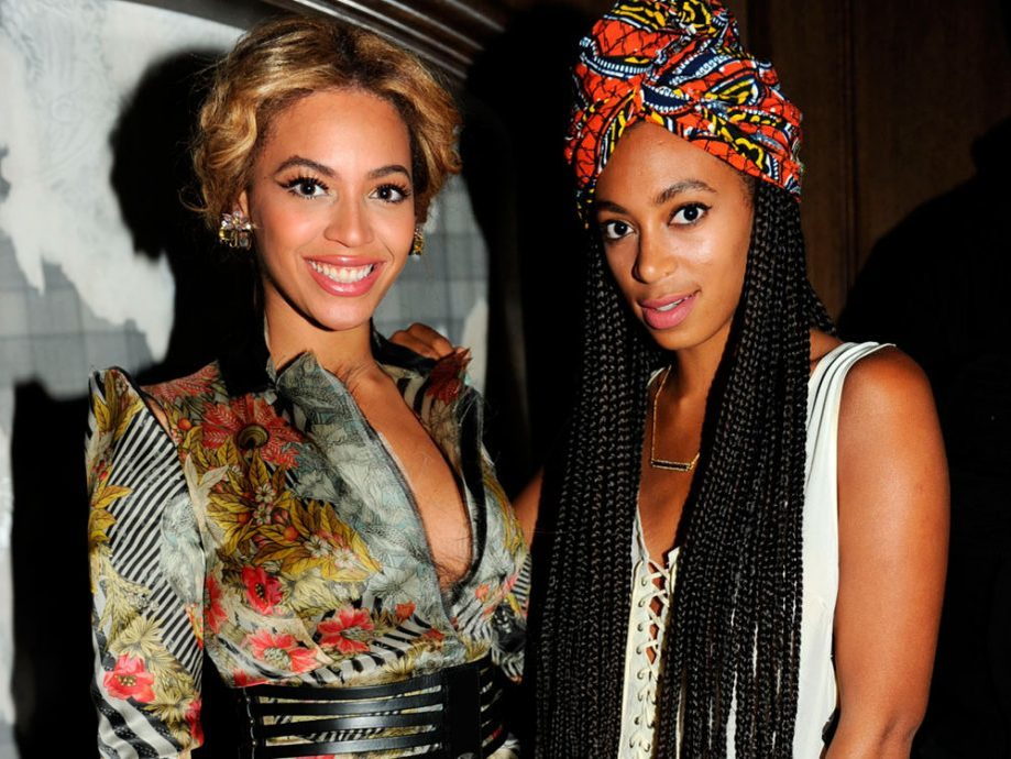 Beyonce și sora ei, Solange, au căzut pe scenă în timpul unui concert. Imaginile au făcut înconjurul lumii