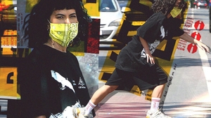 Ai fi zis că e doar un puști cu părul lung, dar… Inna și-a luat viteză prin București, pe skateboard și…