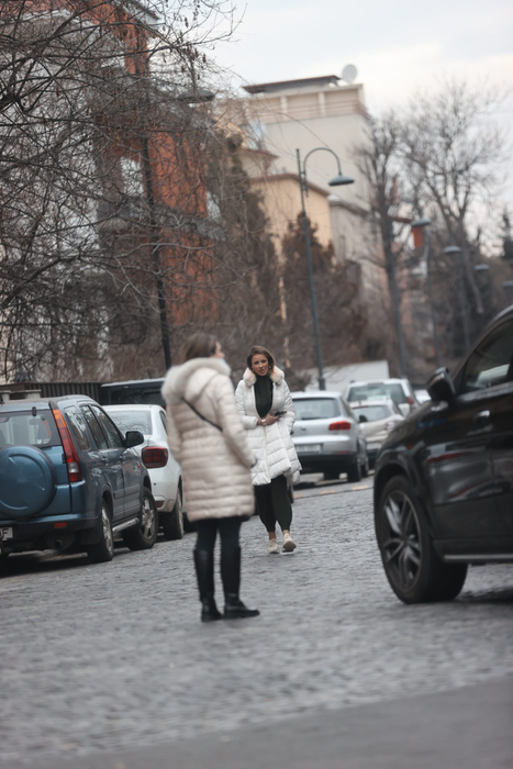 Bianca Drăgușanu a ieșit să mute mașina (Foto: CANCAN.RO)